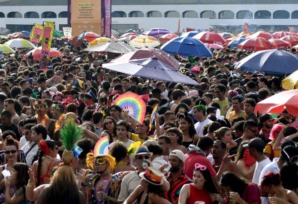 Entre fantasias criativas, personagens icônicos e críticas políticas estampadas em estandartes, o clima era de celebração, mas também de reflexão -  (crédito:  Marcelo Ferreira/CB/D.A Press)