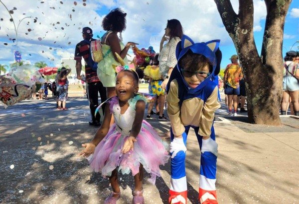 Miguel e Ol&iacute;via no desfile do Vassourinhas neste s&aacute;bado (14/2) -  (crédito: Beatriz Mascarenhas/CB/D.A. Press)