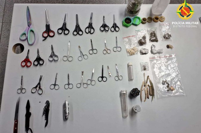 PMDF barra facas, tesouras e drogas em revistas no Carnaval de Brasília
- (crédito: PCDF/Divulgação) PMDF barra facas, tesouras e drogas em revistas no Carnaval de Brasília
- (crédito: PCDF/Divulgação)