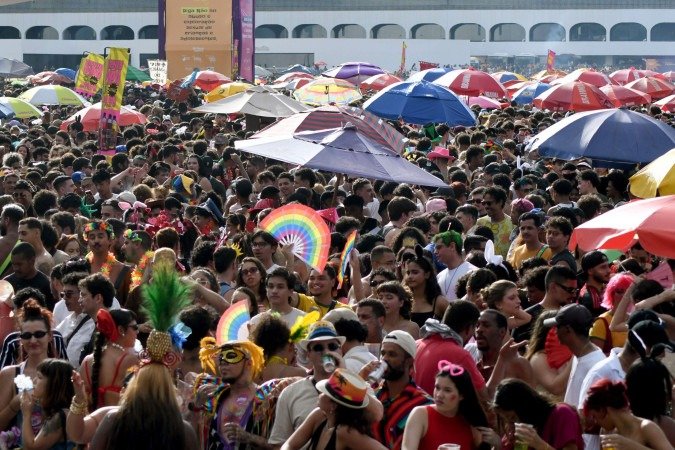 Entre fantasias criativas, personagens icônicos e críticas políticas estampadas em estandartes, o clima era de celebração, mas também de reflexão - (crédito: Marcelo Ferreira/CB/D.A Press) Entre fantasias criativas, personagens icônicos e críticas políticas estampadas em estandartes, o clima era de celebração, mas também de reflexão - (crédito: Marcelo Ferreira/CB/D.A Press)