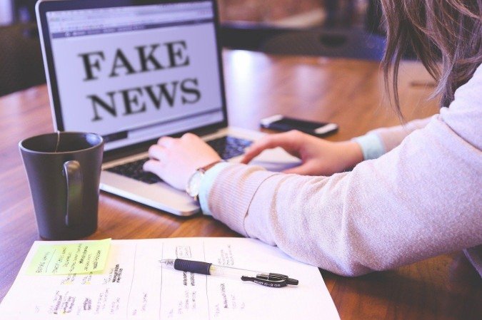 Um estudo do MIT Media Lab revelou que, embora a IA ajude a detectar desinformação, a habilidade dos usuários de checar fatos por conta própria despenca 15%. - (crédito: Imagem de memyselfaneye por Pixabay ) Um estudo do MIT Media Lab revelou que, embora a IA ajude a detectar desinformação, a habilidade dos usuários de checar fatos por conta própria despenca 15%. - (crédito: Imagem de memyselfaneye por Pixabay )