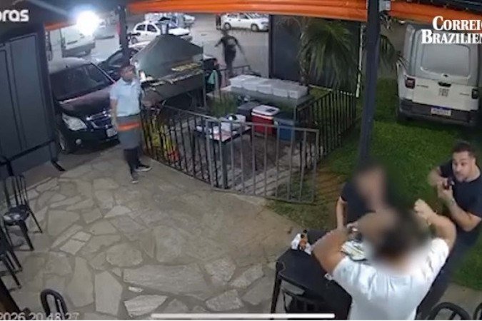 Suspeito armado aborda as vítimas em estabelecimento comercial - (crédito: Reprodução) Suspeito armado aborda as vítimas em estabelecimento comercial - (crédito: Reprodução)