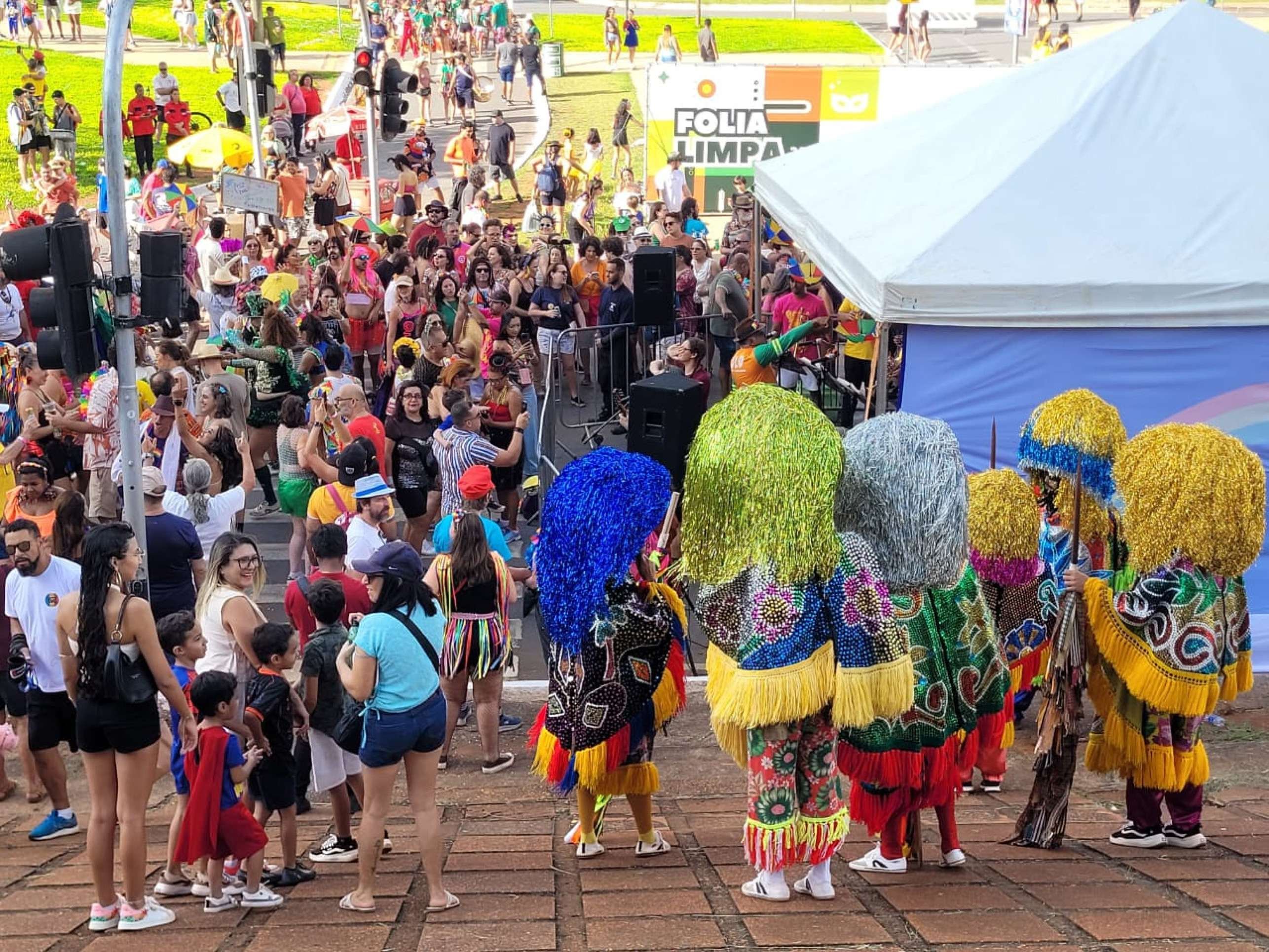 P&uacute;blico no desfile do bloco Vassourinhas - carnaval 2026