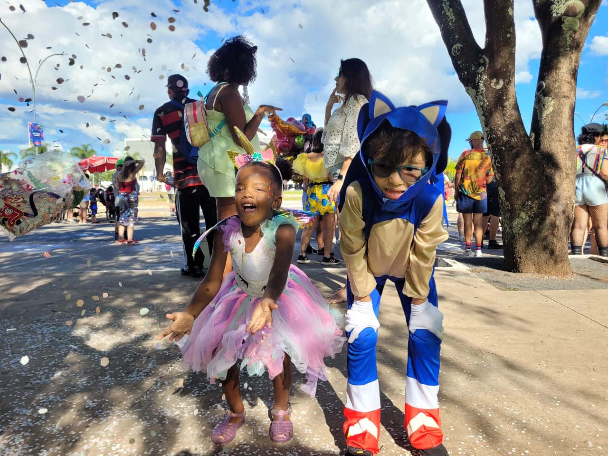 Miguel e Ol&iacute;via no desfile do Vassourinhas neste s&aacute;bado (14/2)