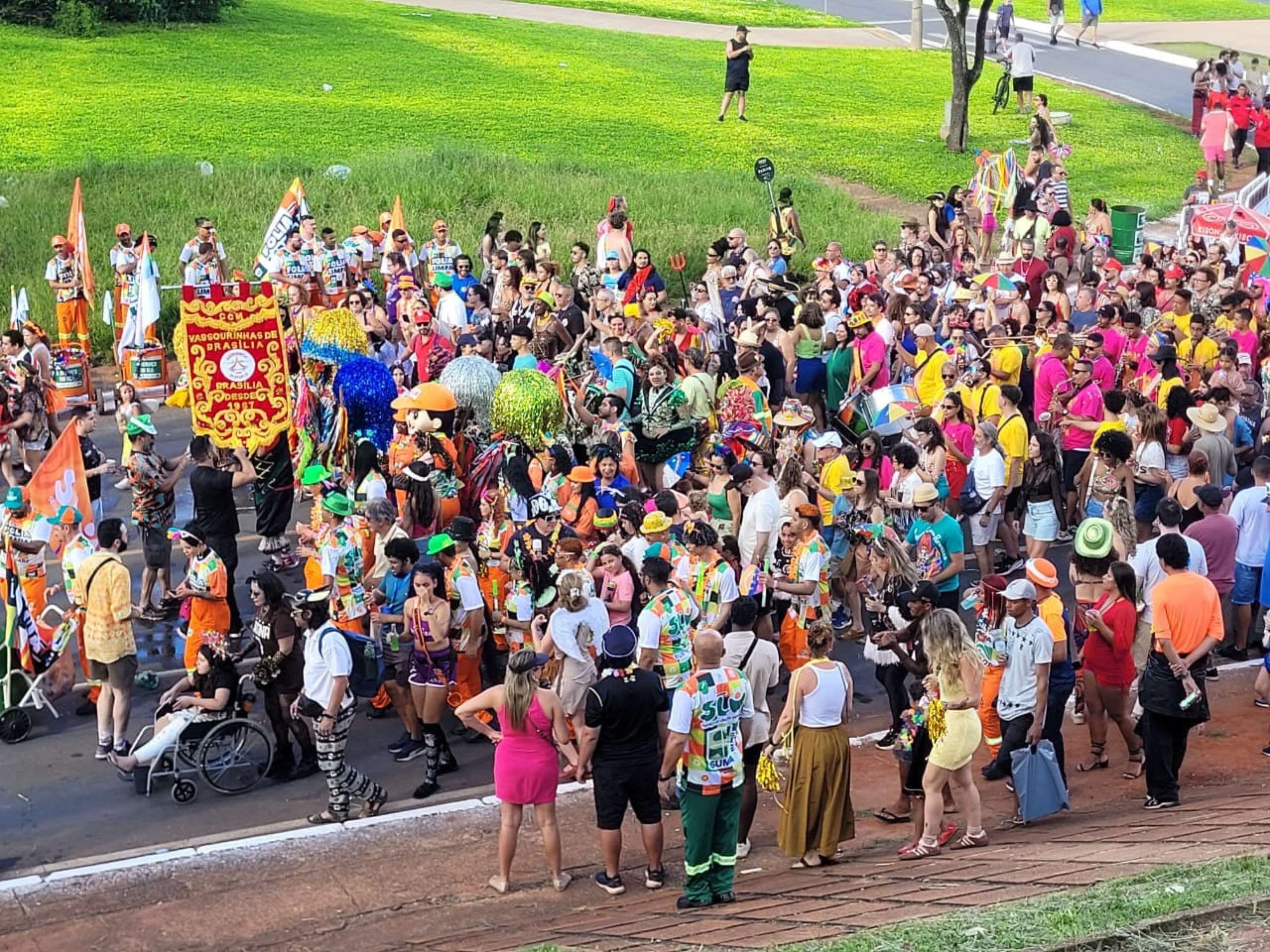 P&uacute;blico no desfile do bloco Vassourinhas - carnaval 2026
