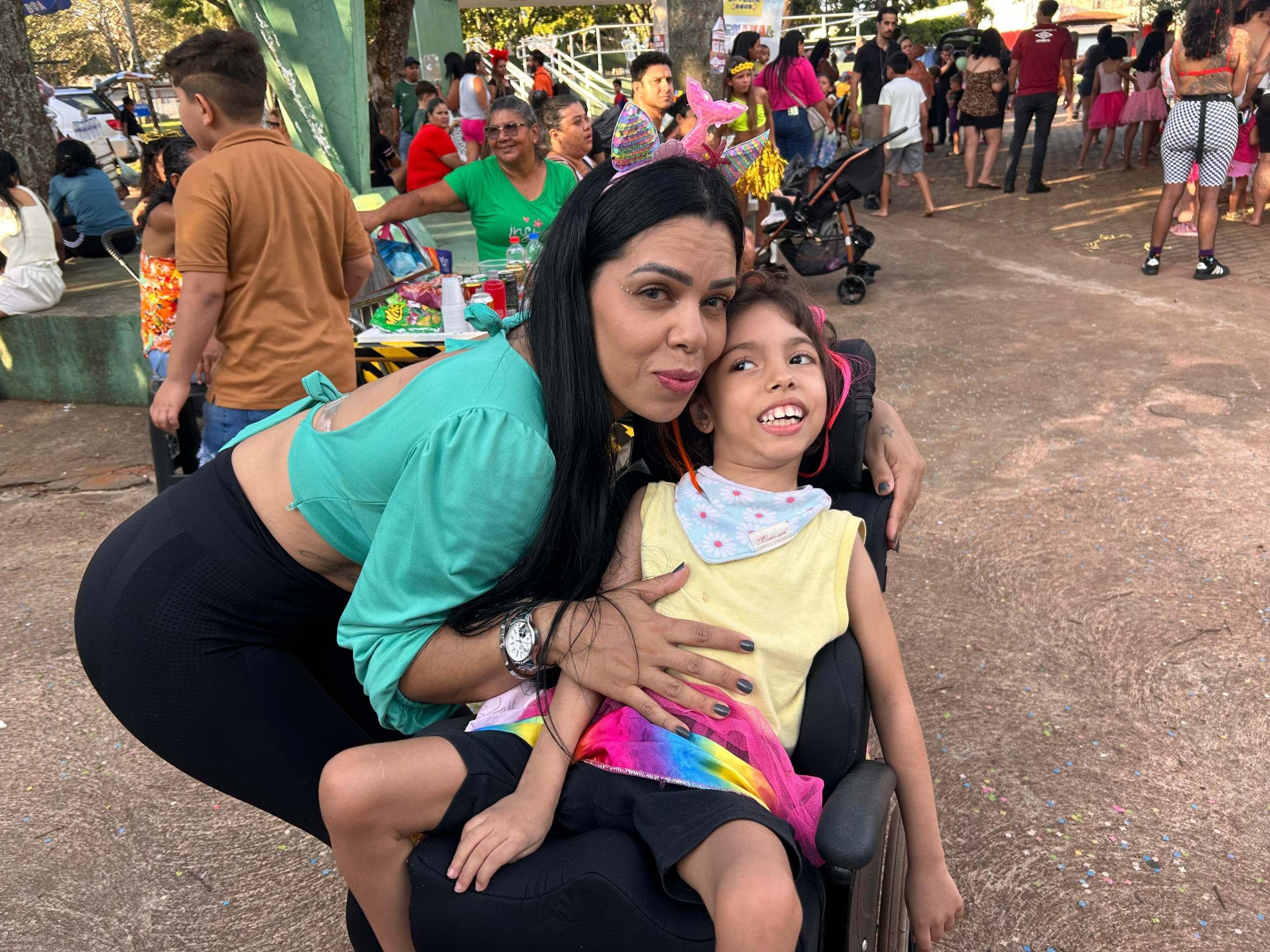 Fl&aacute;via Viana levou a filha, Al&iacute;cia, de 7 anos, ao bloco de Carnaval no Brincantes do Gama pela primeira vez