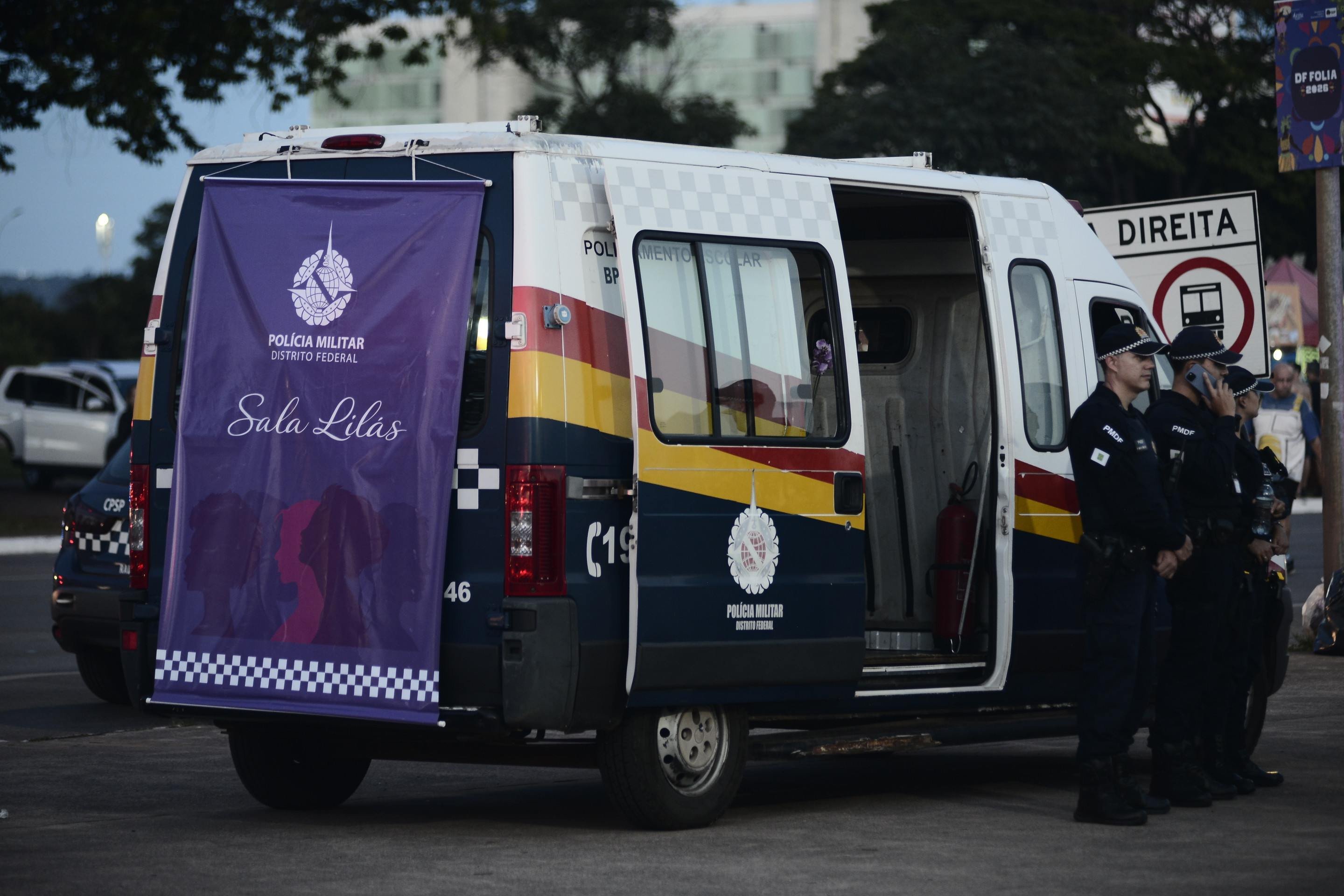  14/02/2026. Cr&eacute;dito: Minervino J&uacute;nior/CB/D.A Press. Brasil.  Brasilia - DF. Carnaval 2026. Van Lilas da Pol&iacute;cia Militar para dar assist&ecirc;ncia a mulheres v&iacute;timas de ass&eacute;dio durante o carnaval.