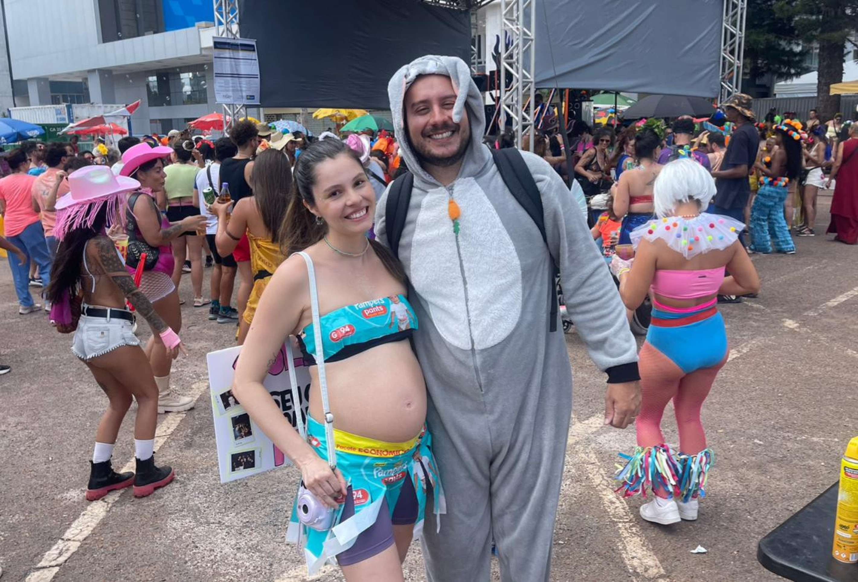 Carlos e Nat&aacute;lia Cardoso se conheceram no Carnaval e celebram a data com a filha na barriga