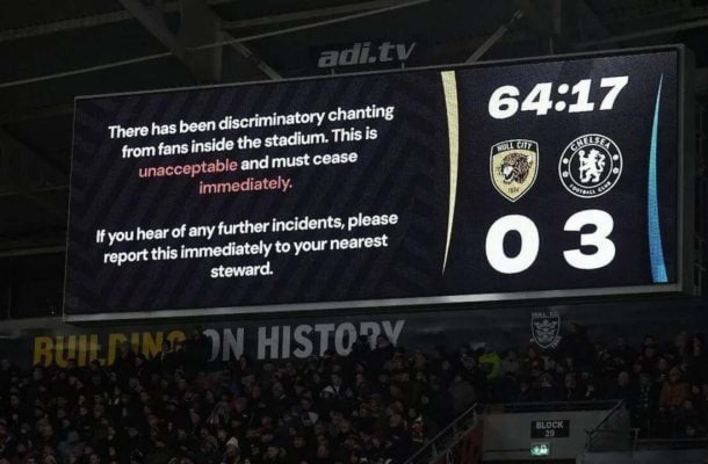 Placar do estádio do Hull emite alerta para a torcida após cânticos homofóbicos - (crédito: Reprodução de Vídeo) Placar do estádio do Hull emite alerta para a torcida após cânticos homofóbicos - (crédito: Reprodução de Vídeo)