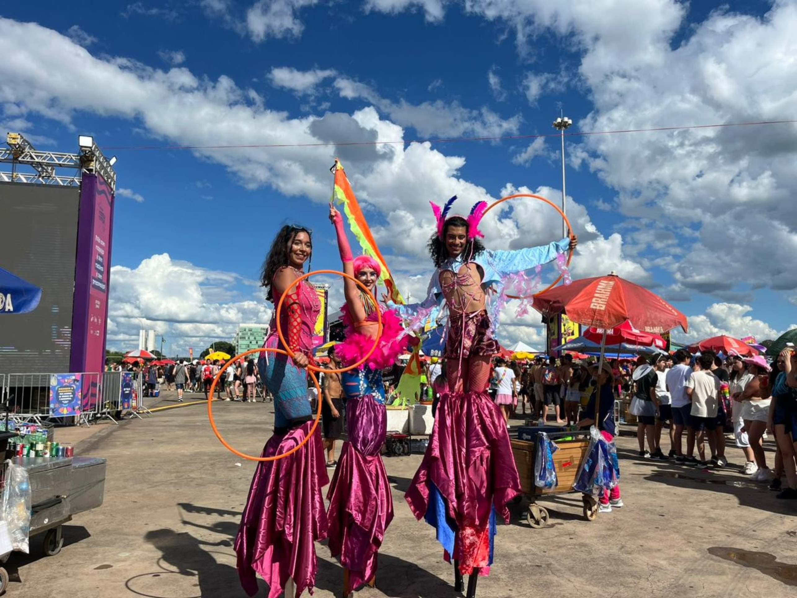 Bloco do Amor re&uacute;ne multid&atilde;o no Museu Nacional com bandeiras de diversidade e resist&ecirc;ncia