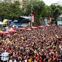 O domingo na capital da Bahia foi marcado por uma multidão nas ruas. Blocos ficaram superlotados, com casos de pessoas pisoteadas  -  (crédito:  THUANE MARIA/GOVBA)