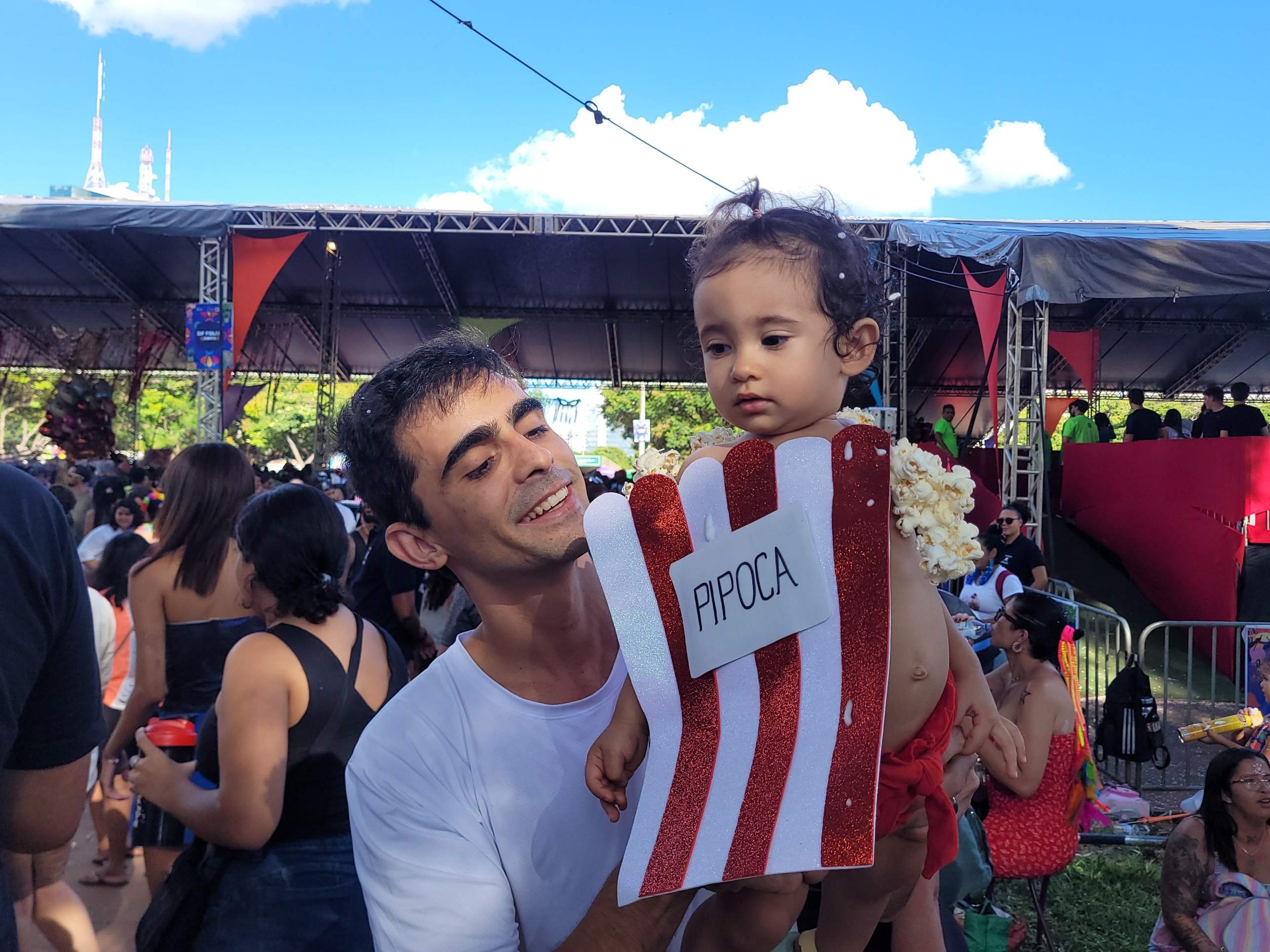 Bruno Lima e Isis Maya Lima, vestida de pipoca