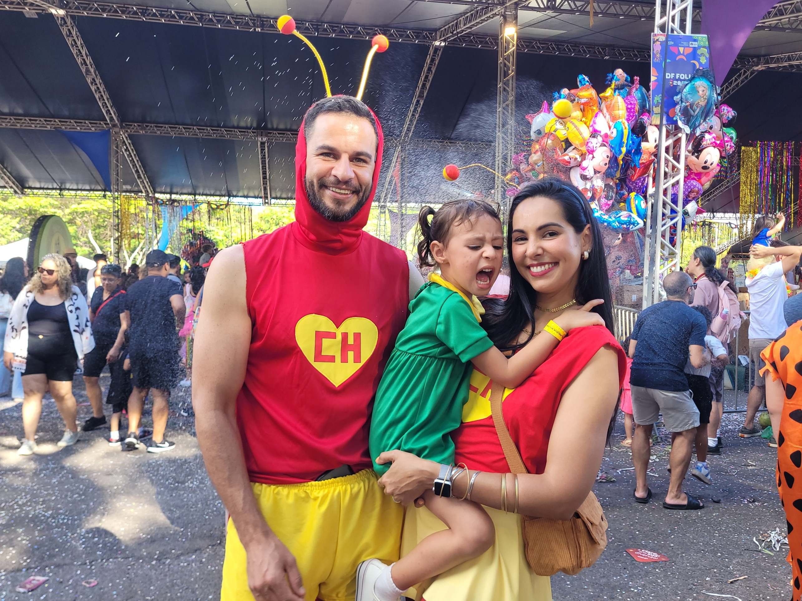 Fam&iacute;lia fantasiada de Chapolim Colorado