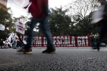 Protesto em frente ao Masp. FecomércioSP defende que redução abrupta da jornada poderia elevar em até 22% o custo da hora trabalhada -  (crédito: Paulo Pinto/Agência Brasil)