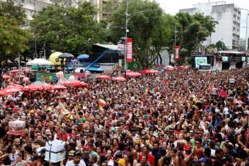 O domingo na capital da Bahia foi marcado por uma multidão nas ruas. Blocos ficaram superlotados, com casos de pessoas pisoteadas - (crédito: THUANE MARIA/GOVBA) O domingo na capital da Bahia foi marcado por uma multidão nas ruas. Blocos ficaram superlotados, com casos de pessoas pisoteadas - (crédito: THUANE MARIA/GOVBA)