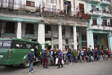 Cubanos fazem fila para embarcar em microônibus do transporte privado, também em Havana - (crédito: Yamil Lage/AFP) Cubanos fazem fila para embarcar em microônibus do transporte privado, também em Havana - (crédito: Yamil Lage/AFP)