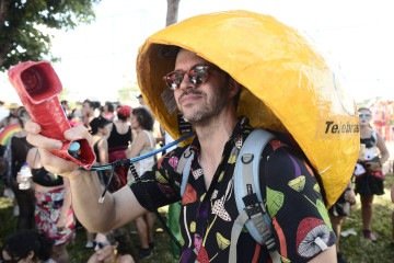 Na Vila Planalto, Pedro Lemos lembrou um serviço que muita gente nunca viu: o veterano orelhão - (crédito: Minervino Júnior/CB/D.A.Press) Na Vila Planalto, Pedro Lemos lembrou um serviço que muita gente nunca viu: o veterano orelhão - (crédito: Minervino Júnior/CB/D.A.Press)
