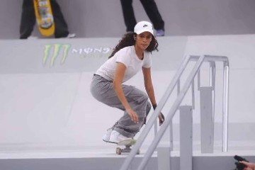 Neste sábado (14/2), Rayssa terminou a disputa com 30,1 pontos, superando adversárias de peso como a japonesa Liz Akama (29,2) e a australiana Chloe Covell (24,7).
- (crédito: Reprodução/Redes Sociais) Neste sábado (14/2), Rayssa terminou a disputa com 30,1 pontos, superando adversárias de peso como a japonesa Liz Akama (29,2) e a australiana Chloe Covell (24,7).
- (crédito: Reprodução/Redes Sociais)