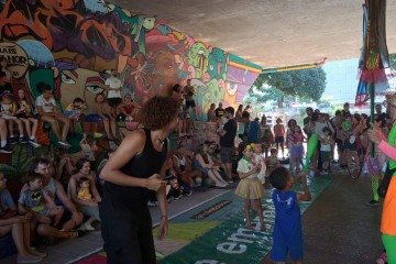 A folia infantil come&ccedil;ou por volta das 15h, deste domingo (14/02), na Galeria dos Estados -  (crédito: Marcelo Ferreira/CB/DA Press)