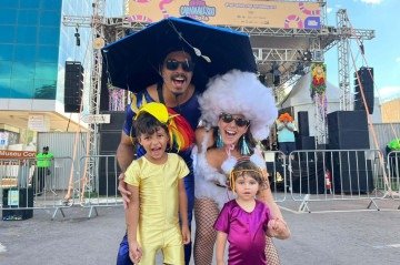 A família da doula Bruna Mello, 35 anos, moradora do Córrego do Urubu, ao lado do desenvolvedor Otavio Barbosa, 43, e dos filhos Tiê de Mello, 2, e Nico de Mello, 5 -  (crédito: Vitória Torres / CB / DA Press)