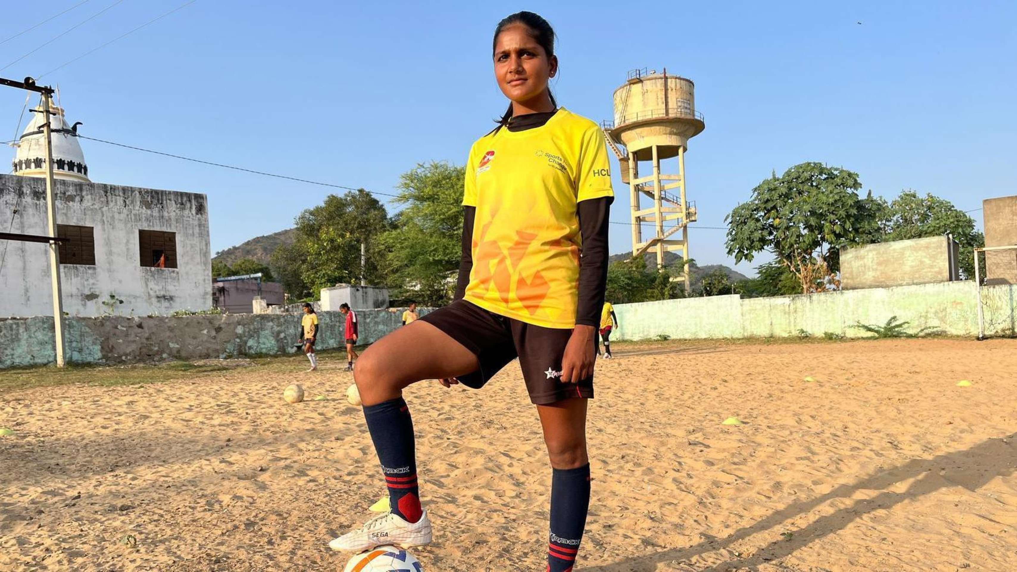 Nisha Vaishnav rapidamente se destacou no futebol, chegando a jogar pela equipe do estado de Rajastão em 2024 - (crédito: BBC) Nisha Vaishnav rapidamente se destacou no futebol, chegando a jogar pela equipe do estado de Rajastão em 2024 - (crédito: BBC)