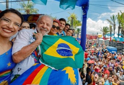 Lula durante carnaval em Recife: presidente fez agenda nos principais polos do Carnaval brasileiro -  (crédito: Ricardo Stuckert) -Lula durante carnaval em Recife: presidente fez agenda nos principais polos do Carnaval brasileiro -  (crédito: Ricardo Stuckert)