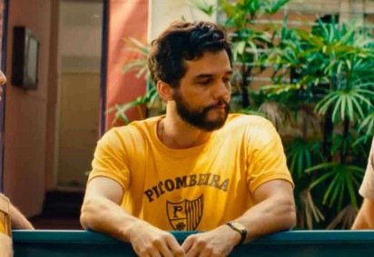 A camiseta nas cores amarelo e preto da Pitombeira dos Quatro Cantos teve vendas impulsionadas pelo sucesso de 'O agente secreto' -  (crédito: Reprodução)