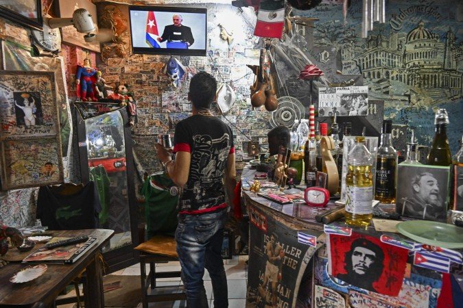 Morador da capital assiste a discurso do presidente Miguel Díaz-Canel