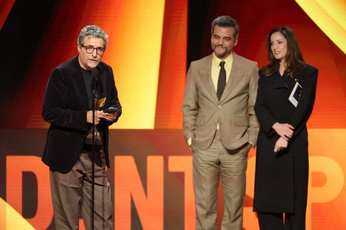 Kleber Mendonça Filho, Wagner Moura e Emilie Lesclaux receberam o prêmio de Melhor Filme Internacional na cerimônia, que ocorreu nos Estados Unidos - (crédito: Kevin Winter/Getty Images via AFP ) Kleber Mendonça Filho, Wagner Moura e Emilie Lesclaux receberam o prêmio de Melhor Filme Internacional na cerimônia, que ocorreu nos Estados Unidos - (crédito: Kevin Winter/Getty Images via AFP )