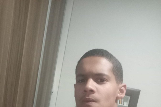  A família disse que Leonardo iria terminar os estudos no ensino médio neste ano