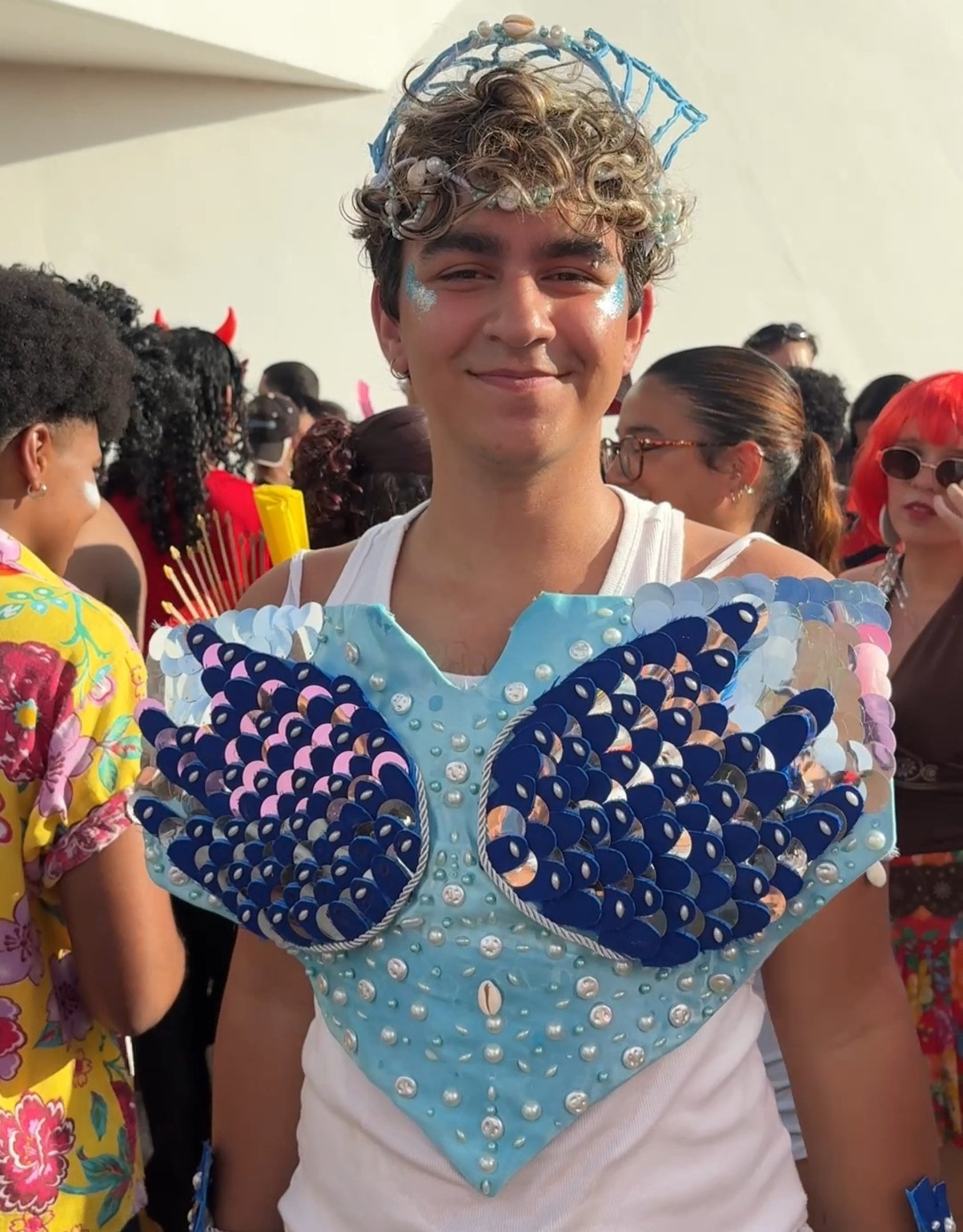 Heitor de Aguiar chamou aten&ccedil;&atilde;o no bloco das Montadas com uma fantasia inspirada no signo de Peixes.