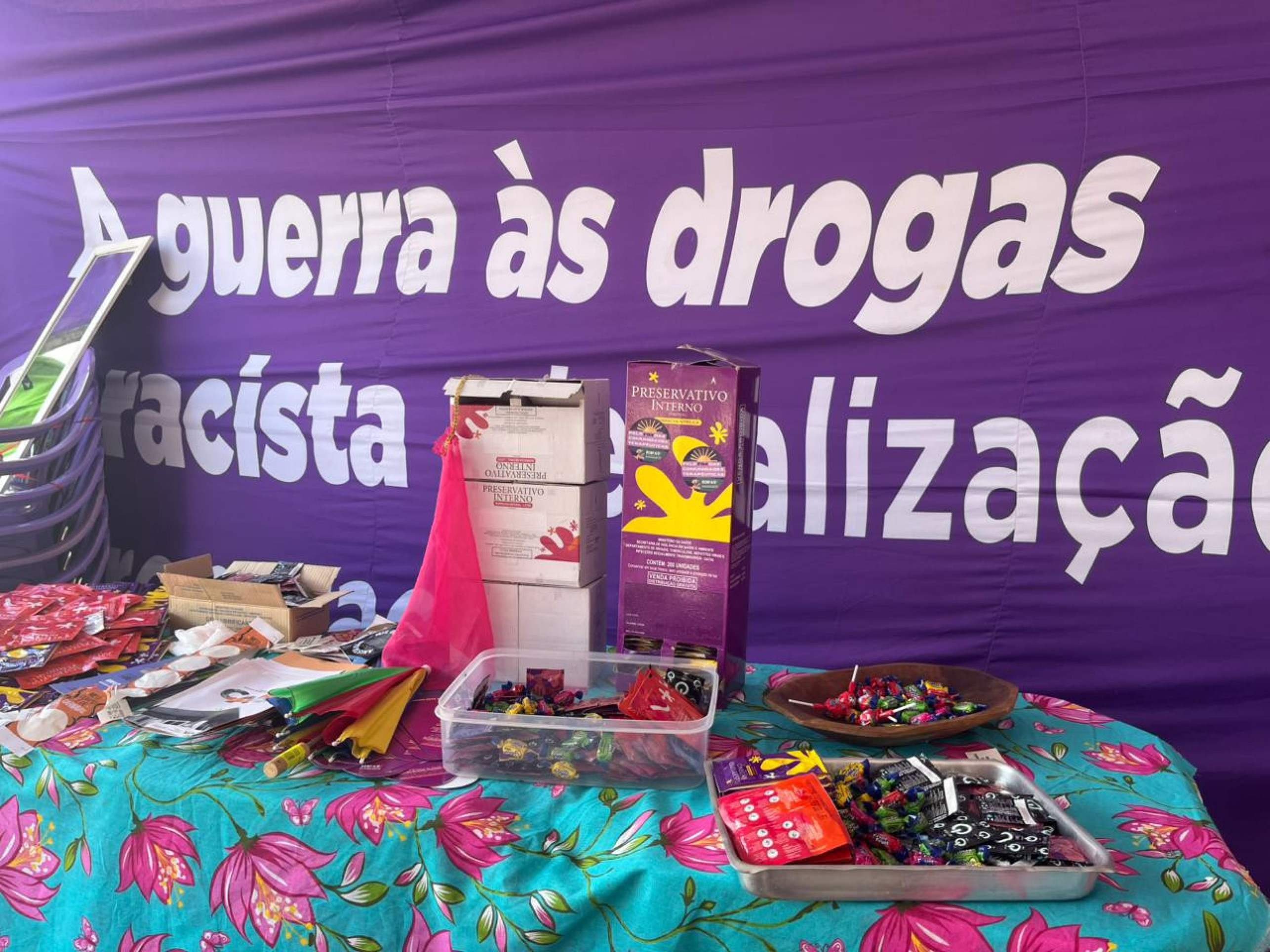 ONG distribui  preservativos femininos e masculinos, lubrificantes, &aacute;gua, doces, maquiagem, comida e manuais com instru&ccedil;&otilde;es sobre ISTs
