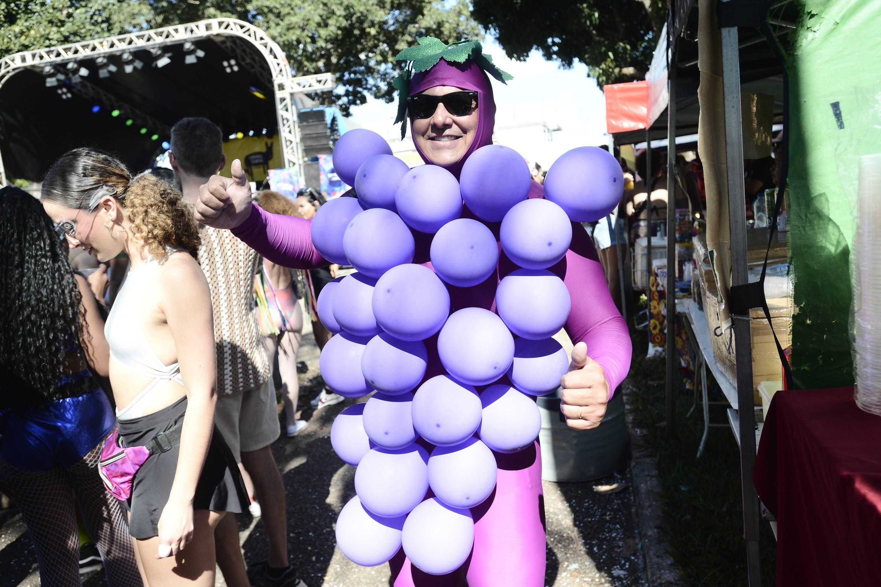Tiago Botafogo caprichou na criatividade do look para sair no Bloco Charrete