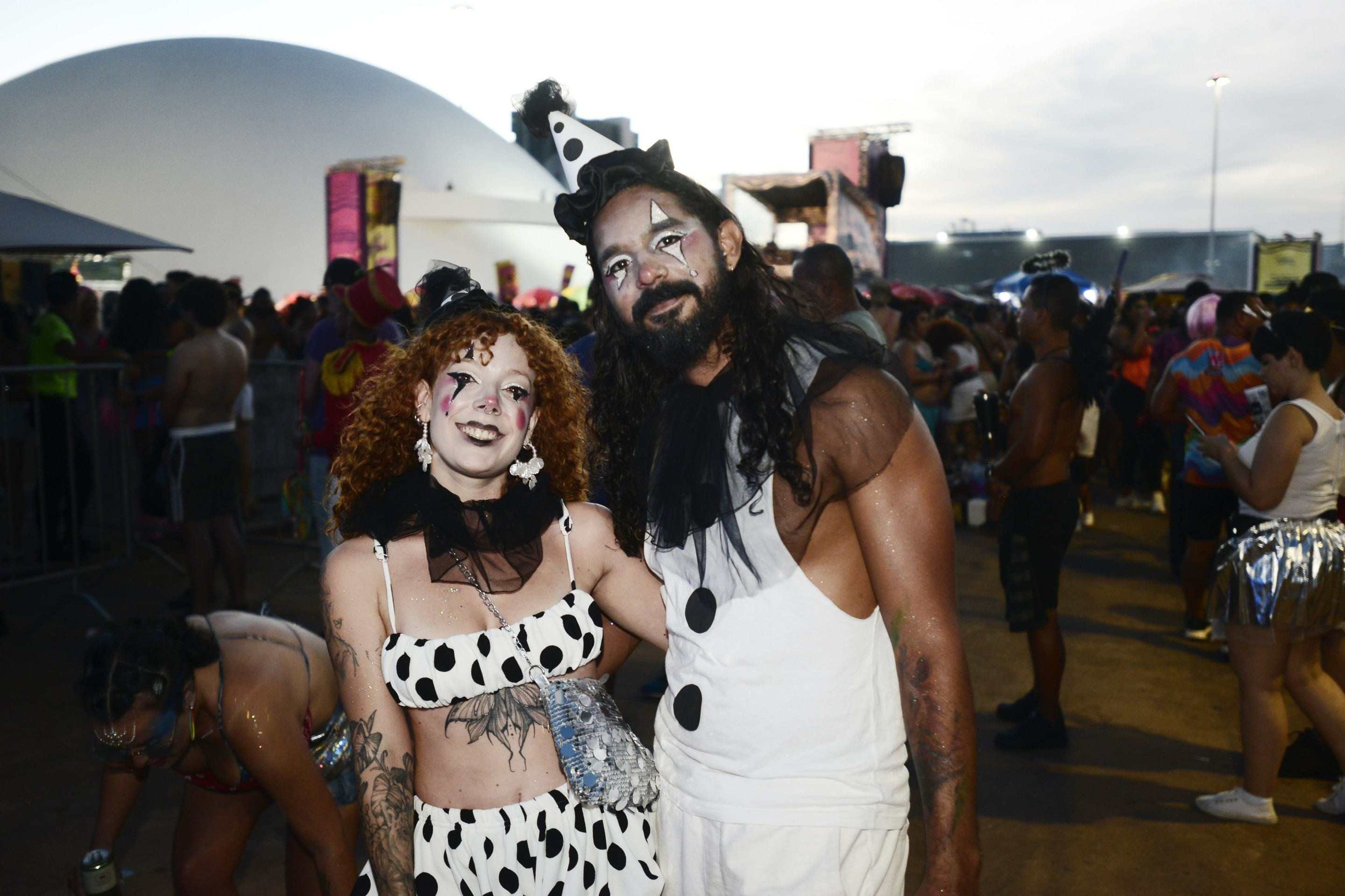 Camila e Eduardo foram curtir a Gretchen no Montadas