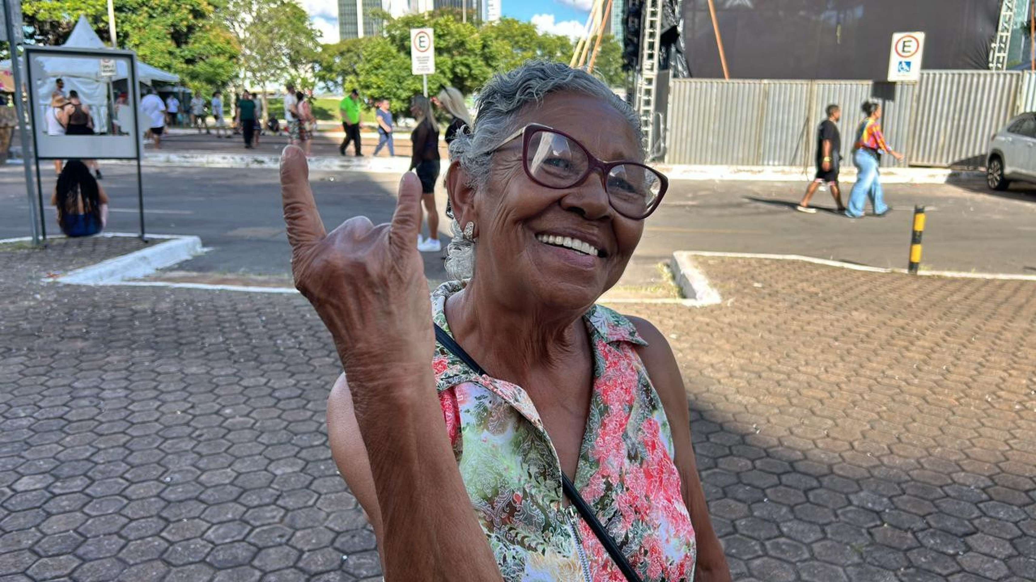 Bloco System Safadown. Cida Ferreira