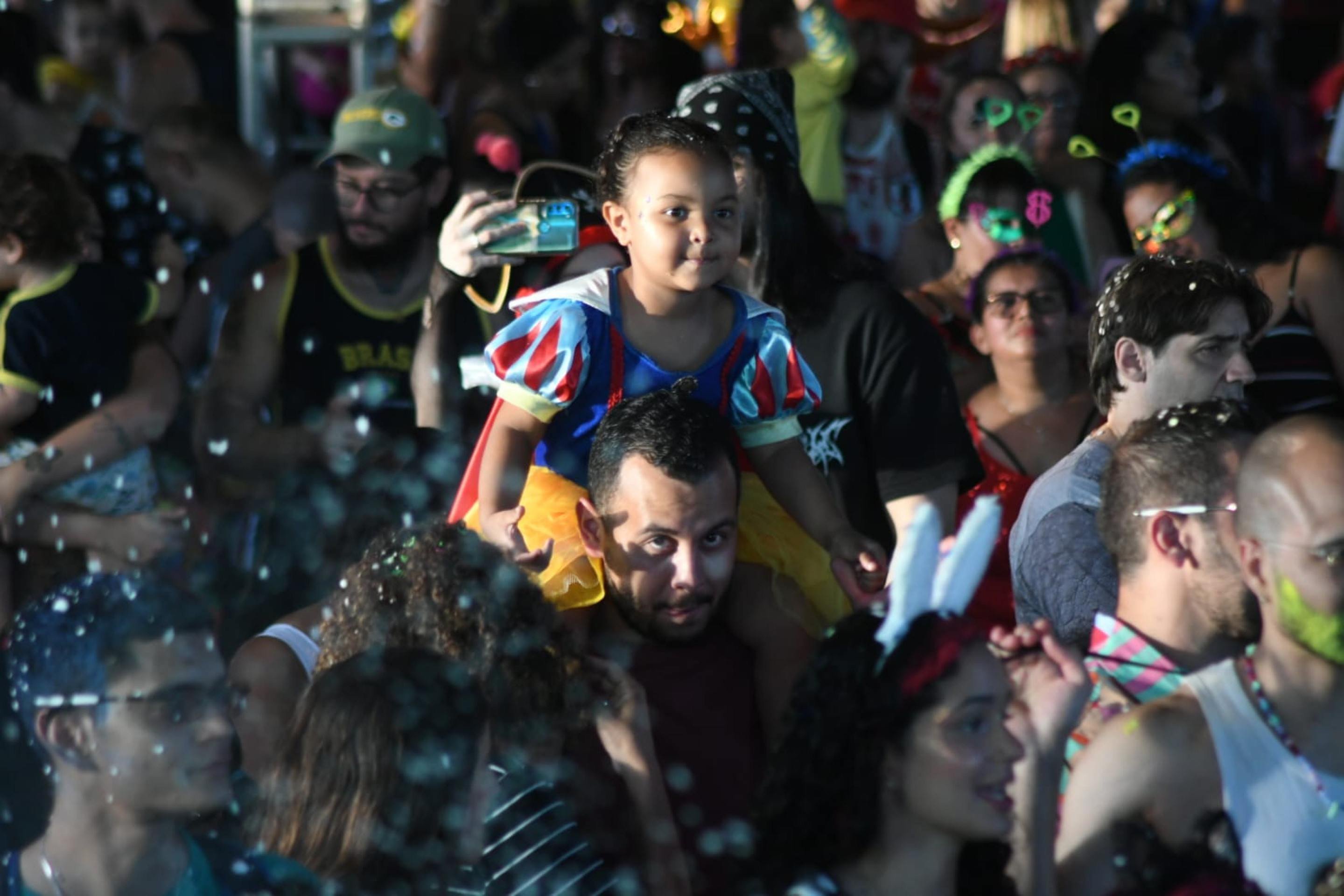 Milhares de foli&otilde;es passaram pelo bloco no domingo de carnaval