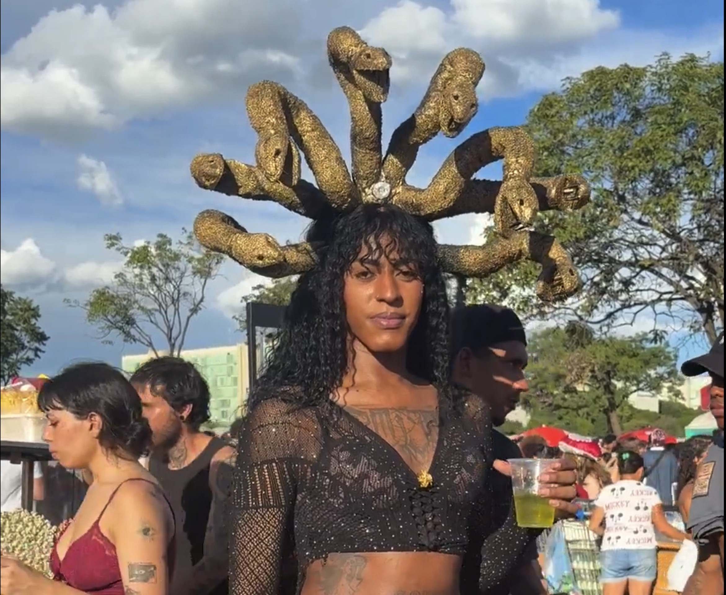 Ester Silva apostou em uma fantasia de Medusa para curtir o bloco das Montadas