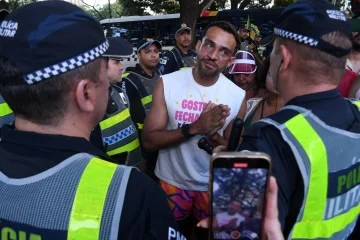 Deputado Fábio Felix conversa com policiais após spray de pimenta; ele informou que quis entender o caso -  (crédito:  Marcelo Ferreira/CB/D.A Press)