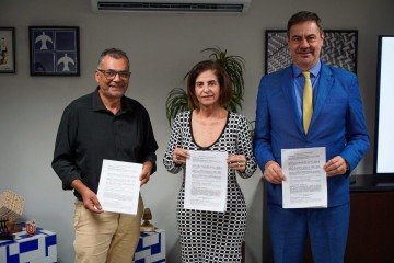 Acordo assinado por Joaquim dos Santos (Sindigêneros-DF),
Geralda Godinho (Sindicom-DF) e José Aparecido (Fecomércio-DF) - (crédito: Cristiano Costa/Fecomércio-DF) Acordo assinado por Joaquim dos Santos (Sindigêneros-DF),
Geralda Godinho (Sindicom-DF) e José Aparecido (Fecomércio-DF) - (crédito: Cristiano Costa/Fecomércio-DF)