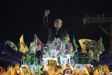 Boneco do presidente Lula na Sapucaí: além de criticar a 'bajulação' ao chefe do Executivo, oposição vê propaganda eleitoral antecipada - (crédito: João Salles | Riotur) Boneco do presidente Lula na Sapucaí: além de criticar a 'bajulação' ao chefe do Executivo, oposição vê propaganda eleitoral antecipada - (crédito: João Salles | Riotur)