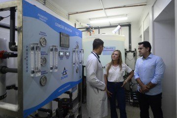 Celina Leão e o secretário Juracy Lacerda inaugurando sistema de osmose, responsável por filtrar a água utilizada no procedimento -  (crédito: Matheus Oliveira/Agência Saúde)