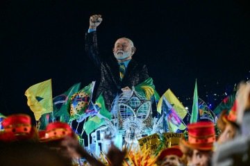 Um carro alegórico representando o presidente brasileiro Luiz Inácio Lula da Silva, da escola de samba Acadêmicos de Niterói, é visto durante a noite de abertura do Carnaval do Rio, no Sambódromo Marquês de Sapucaí, no Rio de Janeiro, Brasil, em 15 de fevereiro de 2026 - (crédito: PABLO PORCIUNCULA / AFP) Um carro alegórico representando o presidente brasileiro Luiz Inácio Lula da Silva, da escola de samba Acadêmicos de Niterói, é visto durante a noite de abertura do Carnaval do Rio, no Sambódromo Marquês de Sapucaí, no Rio de Janeiro, Brasil, em 15 de fevereiro de 2026 - (crédito: PABLO PORCIUNCULA / AFP)