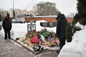 Túmulo do líder da oposição russa Alexei Navalny no cemitério de Borisovo, em Moscou, em 16 de fevereiro de 2026 - (crédito: Hector RETAMAL / AFP) Túmulo do líder da oposição russa Alexei Navalny no cemitério de Borisovo, em Moscou, em 16 de fevereiro de 2026 - (crédito: Hector RETAMAL / AFP)