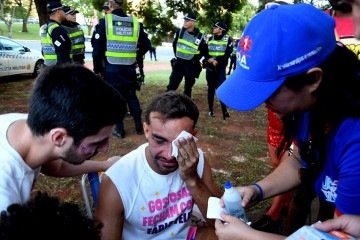 Deputado Fábio Felix é atendido por brigadistas após ser atingido por gás de pimenta - (crédito: Marcelo Ferreira/CB/D.A Press) Deputado Fábio Felix é atendido por brigadistas após ser atingido por gás de pimenta - (crédito: Marcelo Ferreira/CB/D.A Press)