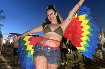 Isabela Duarte fez a própria fantasia de arara vermelha - (crédito: Vitória Torres/CB) Isabela Duarte fez a própria fantasia de arara vermelha - (crédito: Vitória Torres/CB)