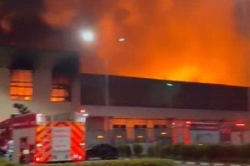 Incêndio em galpão de São Paulo - (crédito: Reprodução/X/@BombeirosPMESP) Incêndio em galpão de São Paulo - (crédito: Reprodução/X/@BombeirosPMESP)