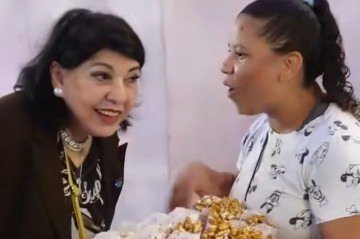 Roberta Miranda surpreende vendedora e compra todas suas pipocas.  -  (crédito: Reprodução/RedesSociais)