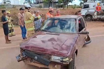 Estado do carro após colisão com carreta -  (crédito: Divulgação/CBMDF)
