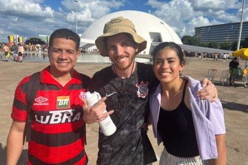 Paola, Gabriel e Wesley participam do carnaval há quatro anos oferecendo apoio espiritual -  (crédito: Vitória Torres/CB/D.A Press)