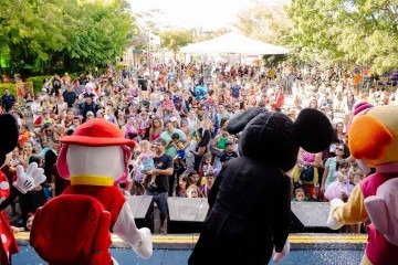Folia Kids levou música, brincadeiras e estrutura controlada para os pequenos foliões e suas famílias na tarde desta segunda-feira (16/2) -  (crédito: Divulgação)
